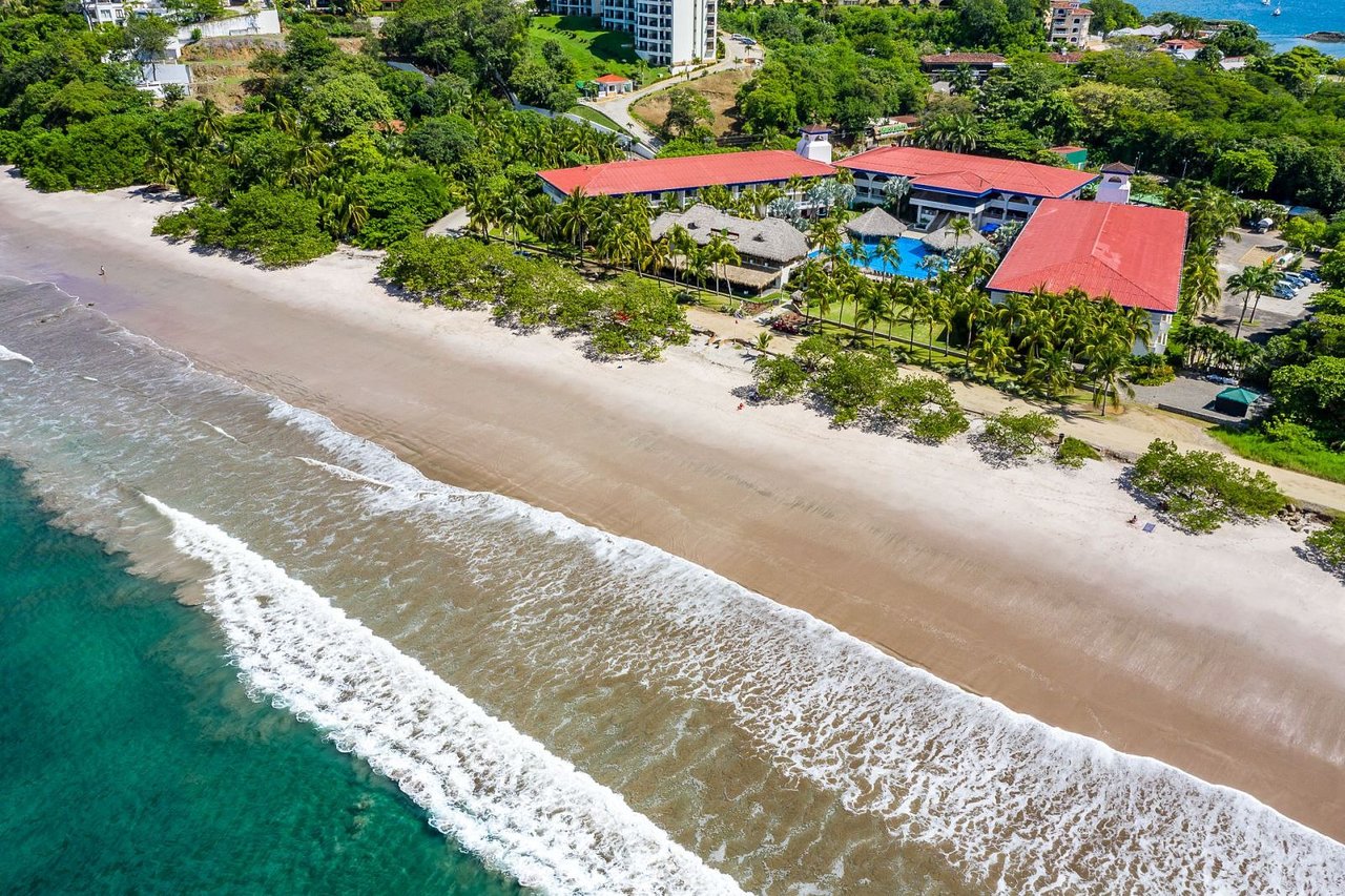 Located on blue flag designated Playa Flamingo