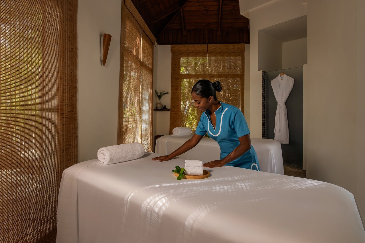 Enjoy spa services at Aur Spa with a full spa menu of face and body treatments, hydrotherapy with whirlpool bathers, steam room, cold plunge, sensation shower and cedar saunas.