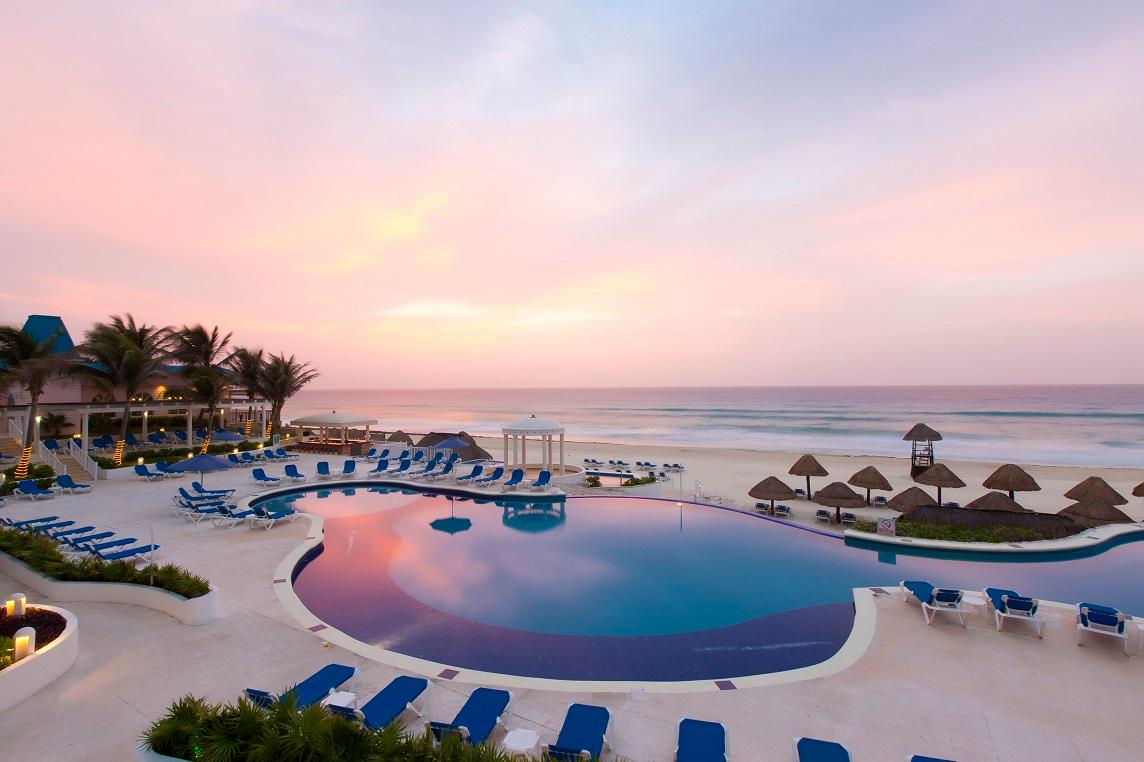Freeform oceanside pool with some shallow areas. Loungechairs and beach towls free of charge