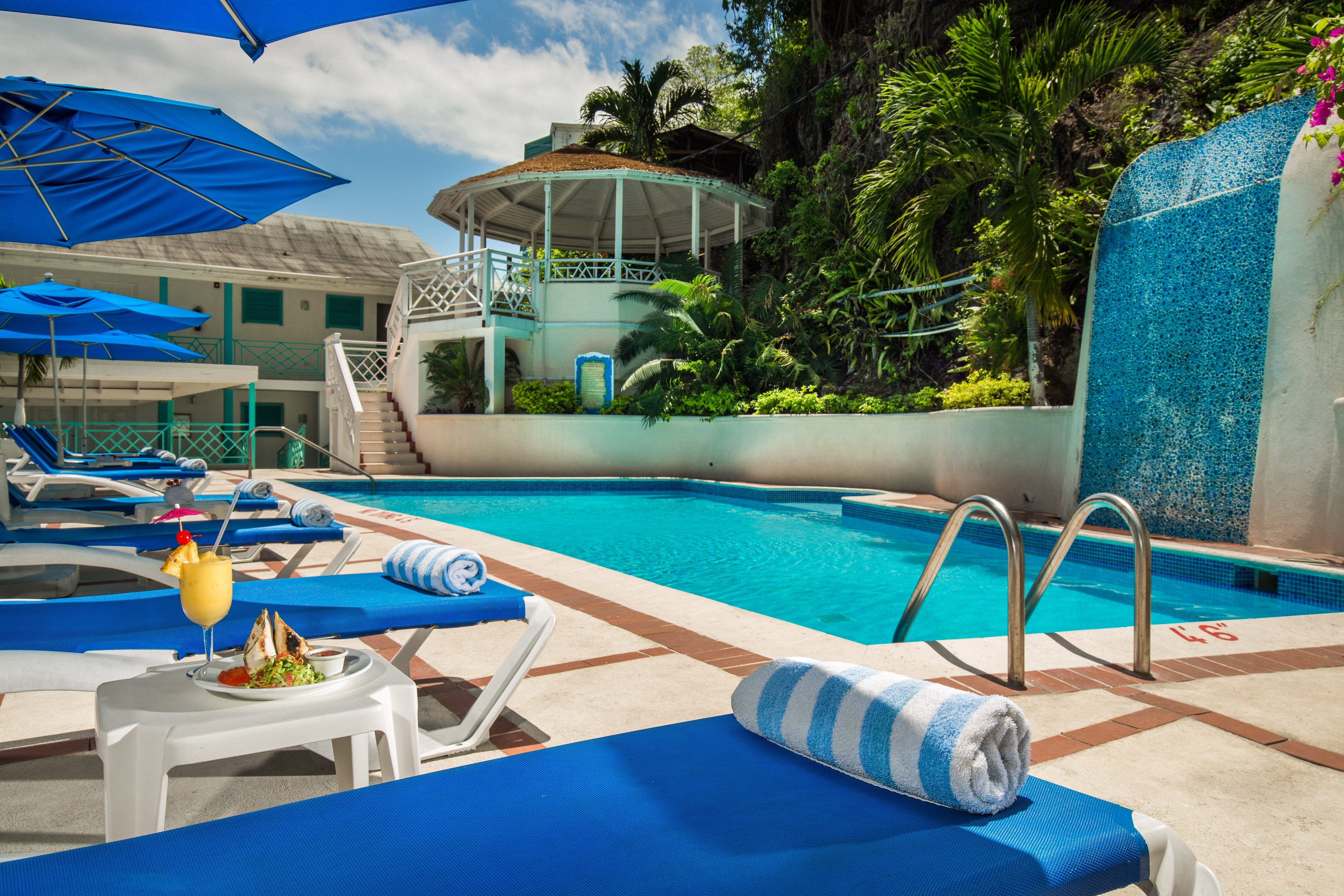Swimming Pool Ideal for sipping and socializing or catching up on some well deserved rest and r