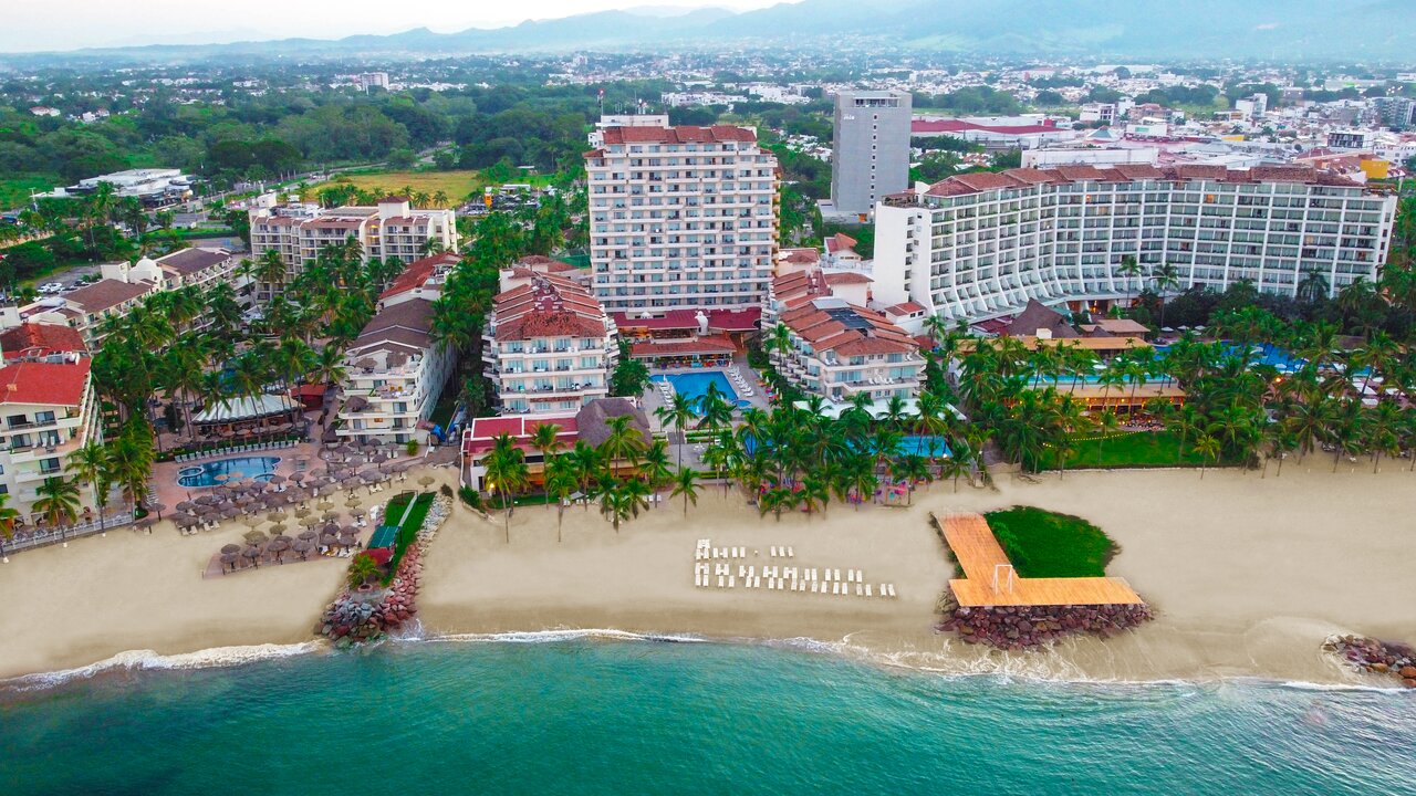 El hotel más amigable de Puerto Vallarta ahora es el más divertido!! Vive el mood #FriendlyFun.