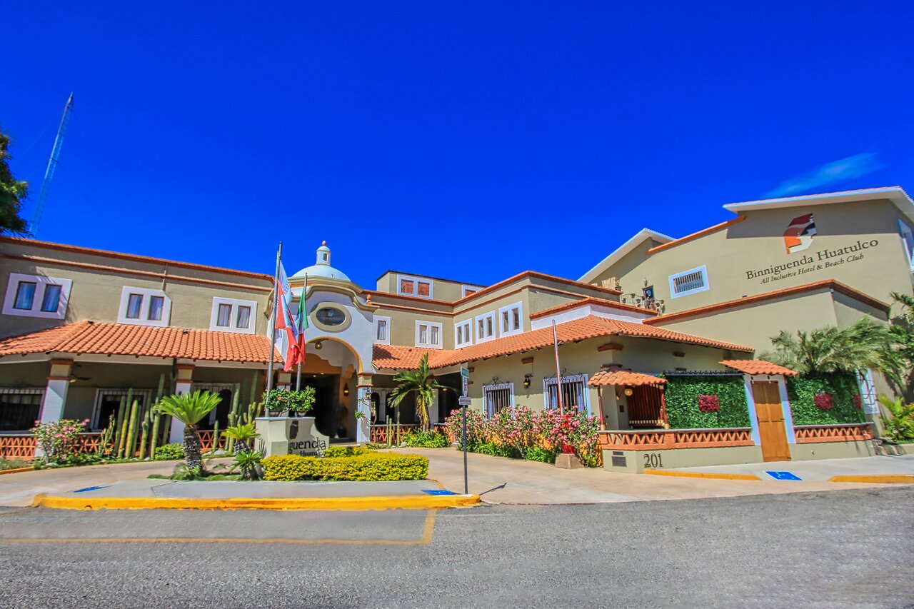 Tradición, Diversión y Descanso Hotel binniguenda huatulco playa reservar hospedaje habitacion, Ubicado en el corazón de la Bahía de Santa Cruz, nos distingue nuestra historia, arte y entretenimiento. Conformado por 108 habitaciones, 3 restaurantes y acogedores espacios públicos con atención al detalle, harán del concepto All Inclusive una auténtica experiencia para disfrutar de unas vacaciones inolvidables.