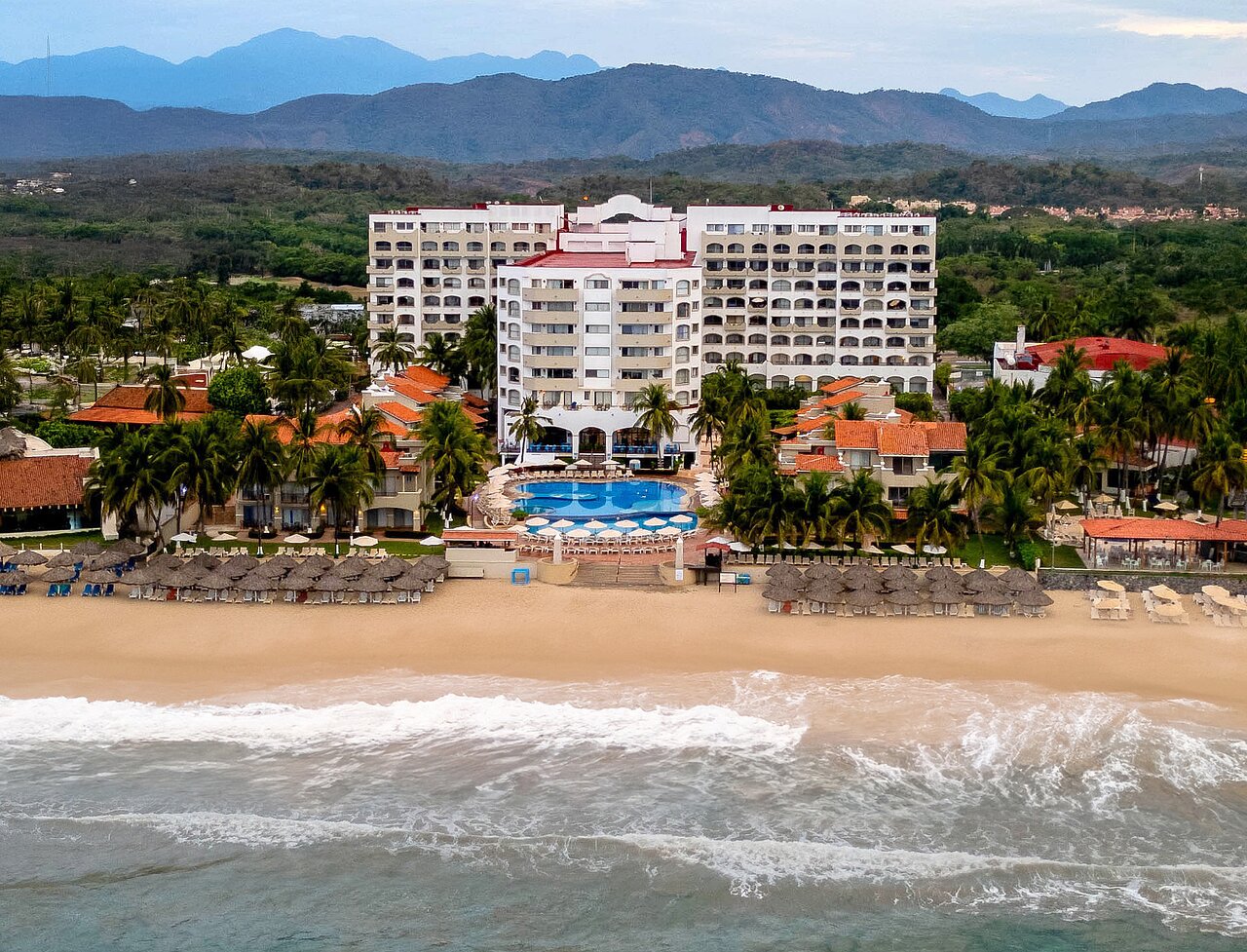 Tesoro Ixtapa, rodeado de vegetación tropical y frente al Pacífico. Desde aquí se aprecia la amplitud del hotel, sus áreas abiertas y la cercanía con la playa, creando un entorno pensado para descansar, desconectarse y disfrutar