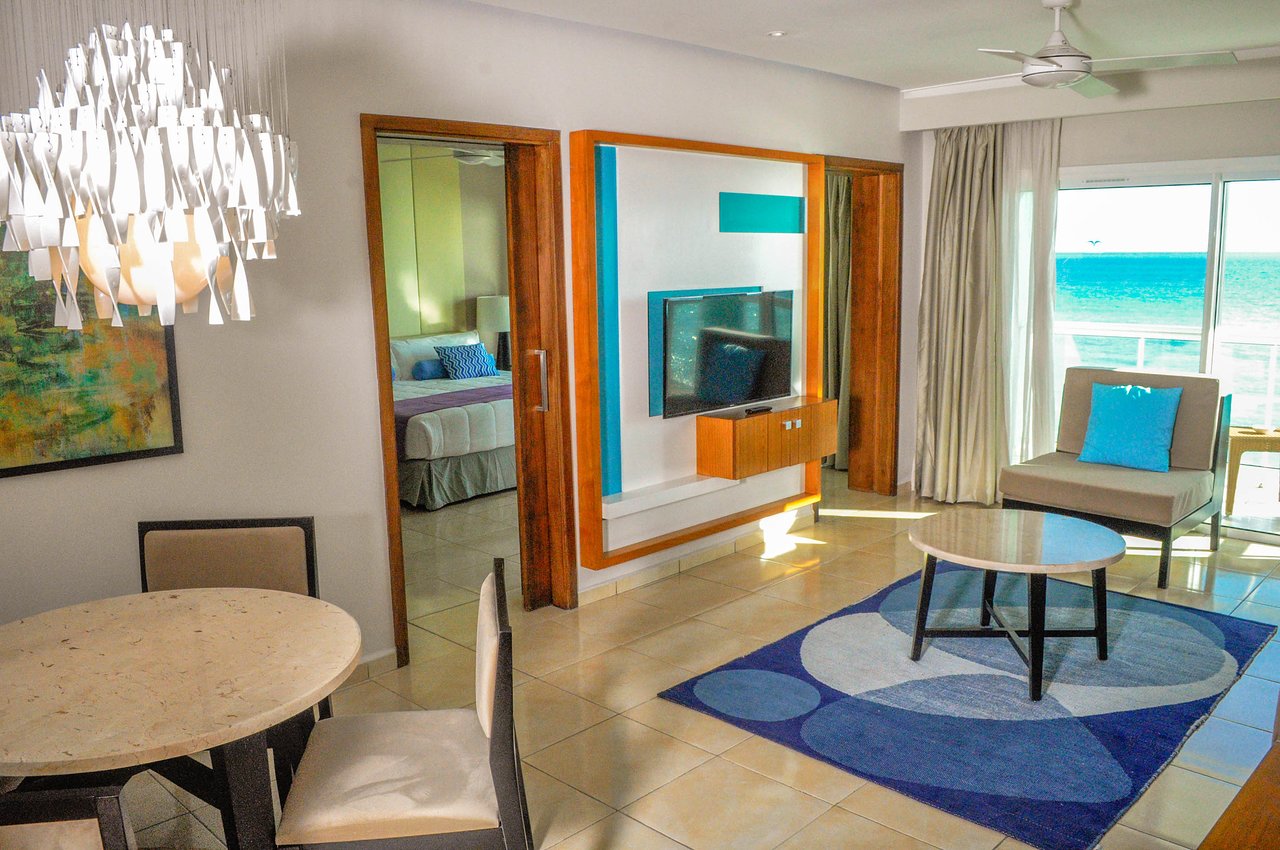 SUITE LIVING ROOM