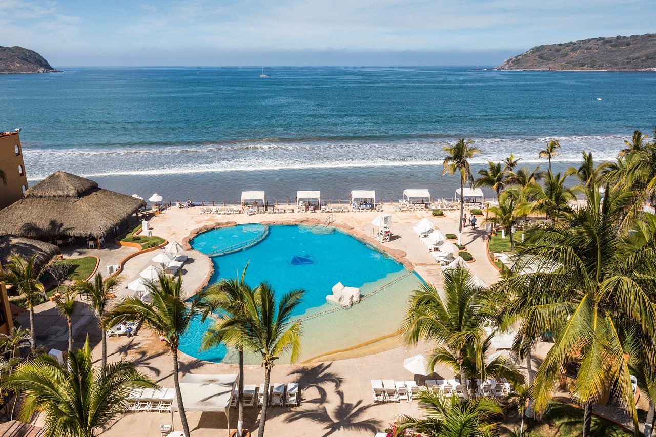 Vista al mar y alberca, desde la Suite con cocineta con su balcón privado