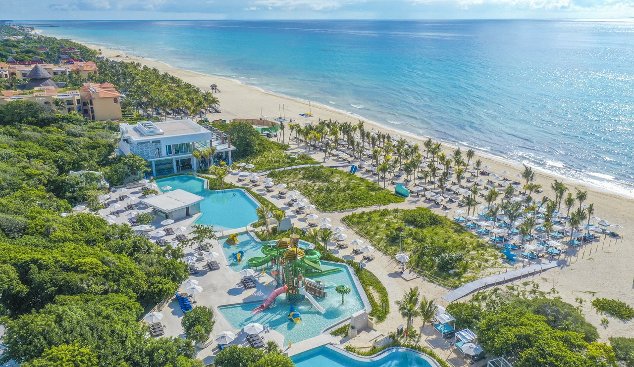 Nuestra nueva piscina frente al mar con todas las comodidades para tu familia como snack bar, camastros e incluso un parque acuático te encantará