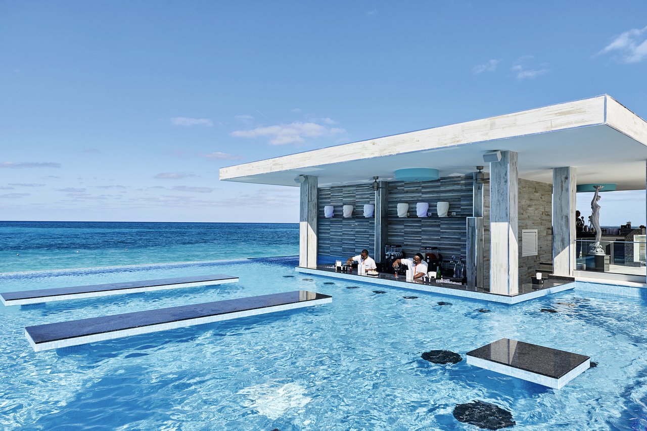 Swim up Bar