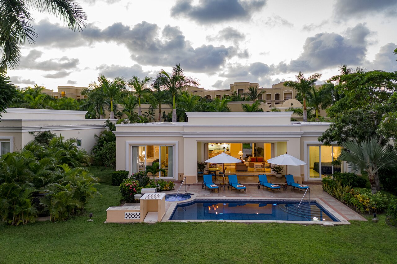 Villa with 3 bedrooms, private bathroom, indoors and outdoors jacuzzi, full kitchen, living room and dining room, and private pool.