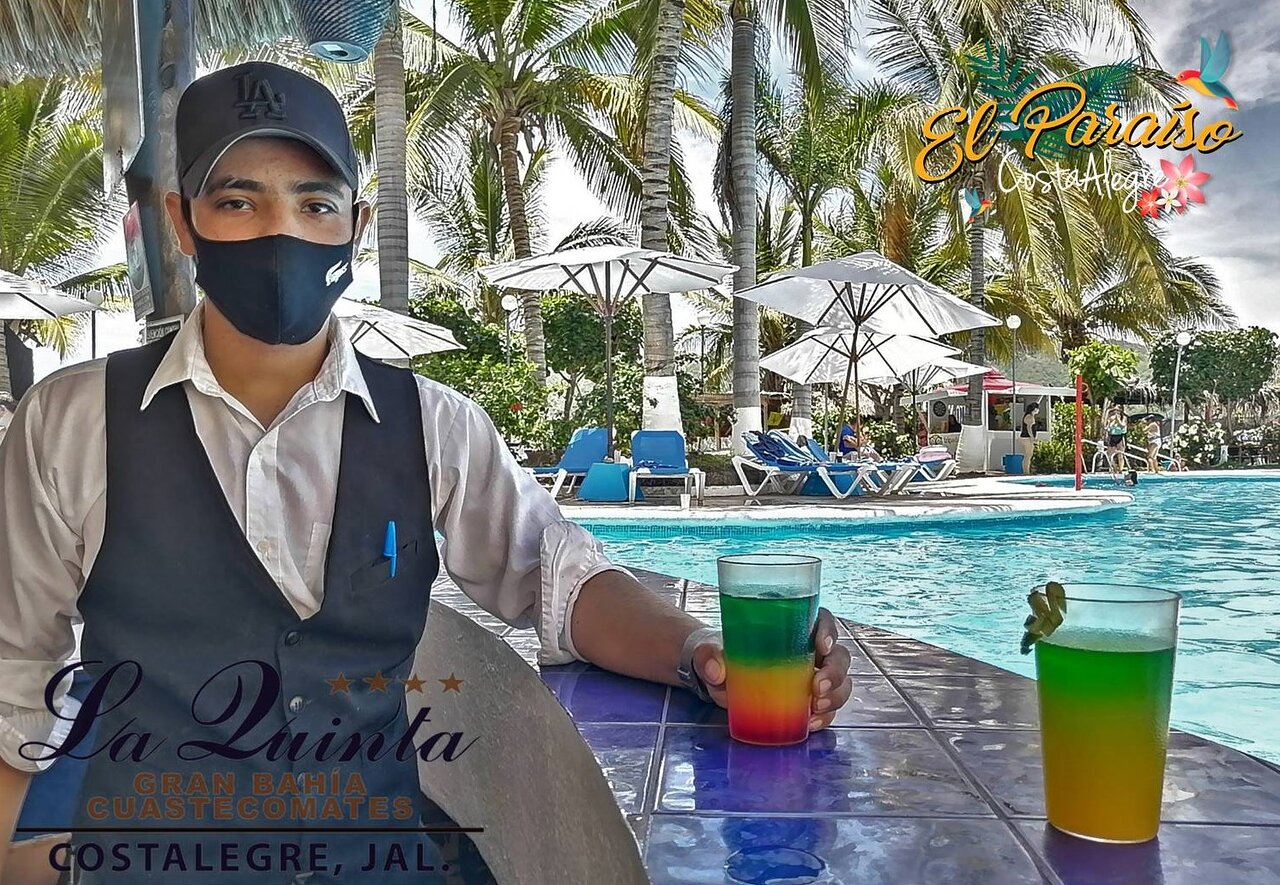 En nuestro Pool Bar tenemos la mejor barra nacional recuerda que somos un hotel ¡Todo incluido!
