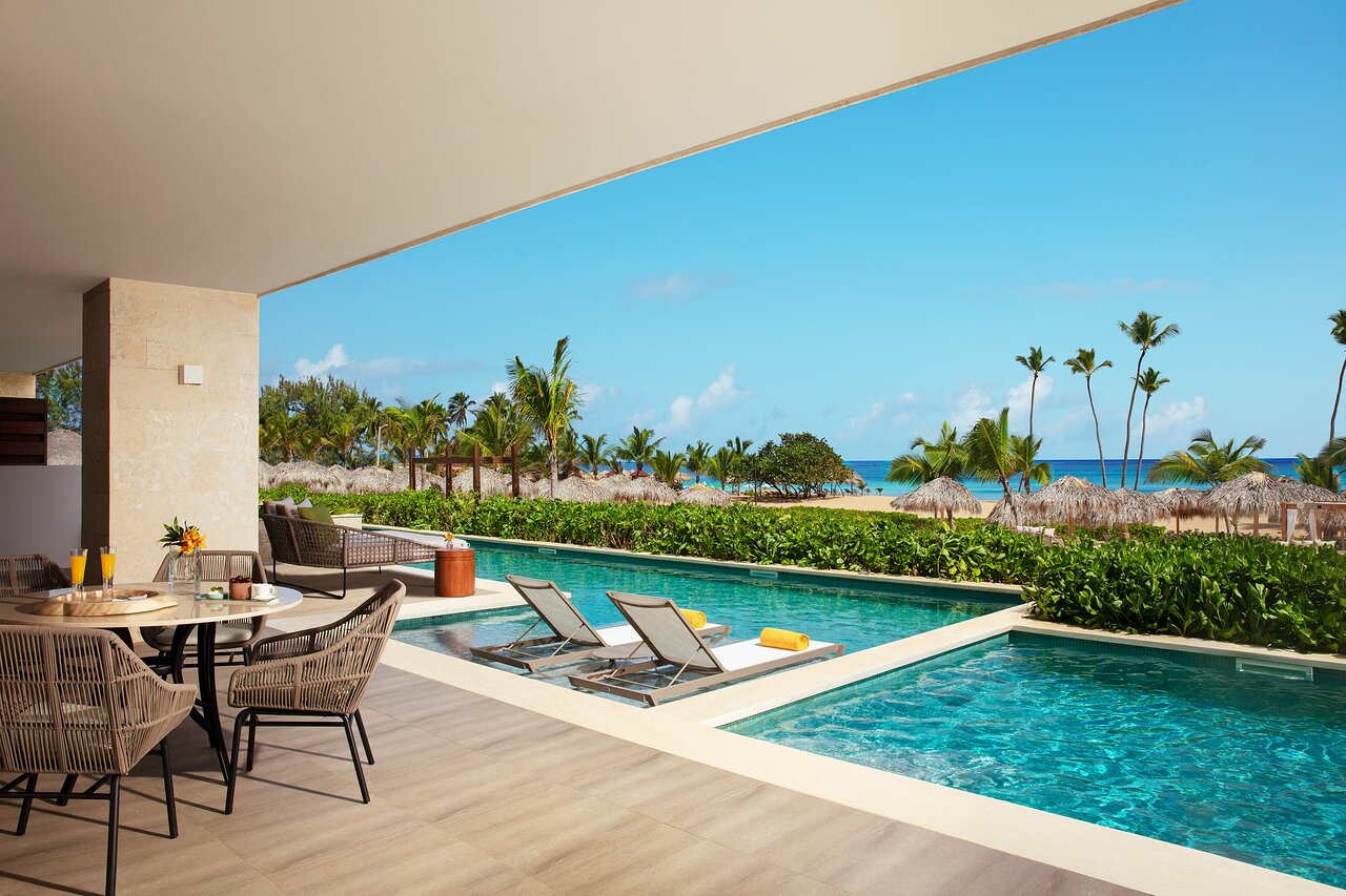Preferred Club Presidential Suite Swim-Out Ocean Front: a large terrace equipped with seating area, sun loungers, a whirlpool and direct access to a pool.
