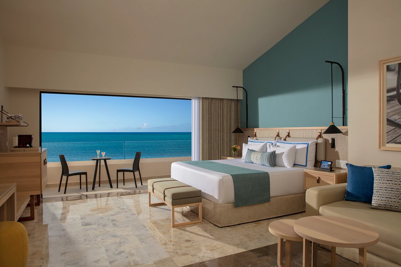 Preferred Club Deluxe Ocean View
Offers spectacular views of the ocean.