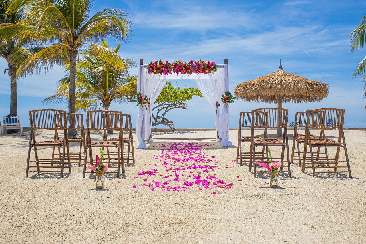 Wedding ceremony on Tek-it-Easy-island