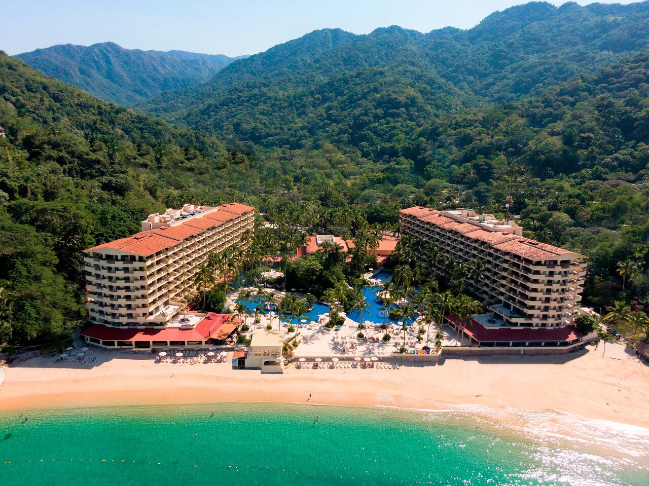 Barceló Puerto Vallarta is located on the shores of the beautiful Mismaloya Beach in the south of Puerto Vallarta. It is surrounded by lush mountains and boasts incredible views of the Pacific Ocean. Enjoy our Mexican-style hotel which is distinguished by its excellent service, categorized as a 5 star and 4 diamond hotel by the AAA.