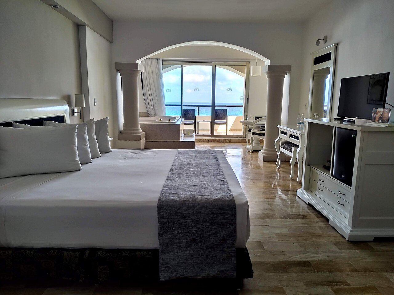 Golden Room ocean View. furnished balcony, Flat screens, hair dryer, security box, telephone, alarm clock radio, ironing set, air conditioning, in room double Jacuzzi.
Special Amenities:
WIFI
• Fruit plate & bottle of sparkling wine
• 1 One private in suite special dinner
• Bathrobes for use during stay
• Slippers for use during stay
• Coffee Maker