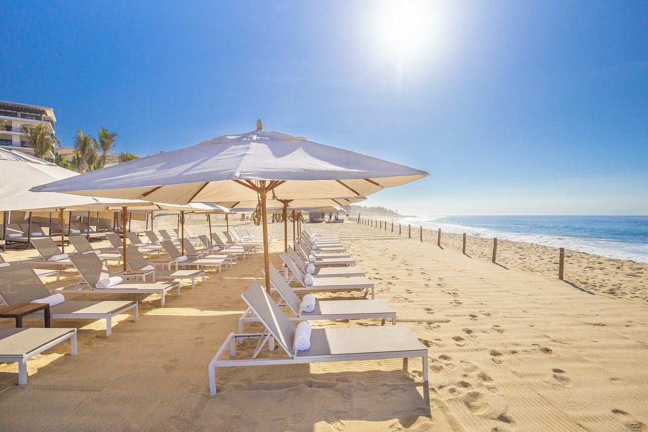 Villa La Valencia is located on the beautiful Golden Beach in Los Cabos
