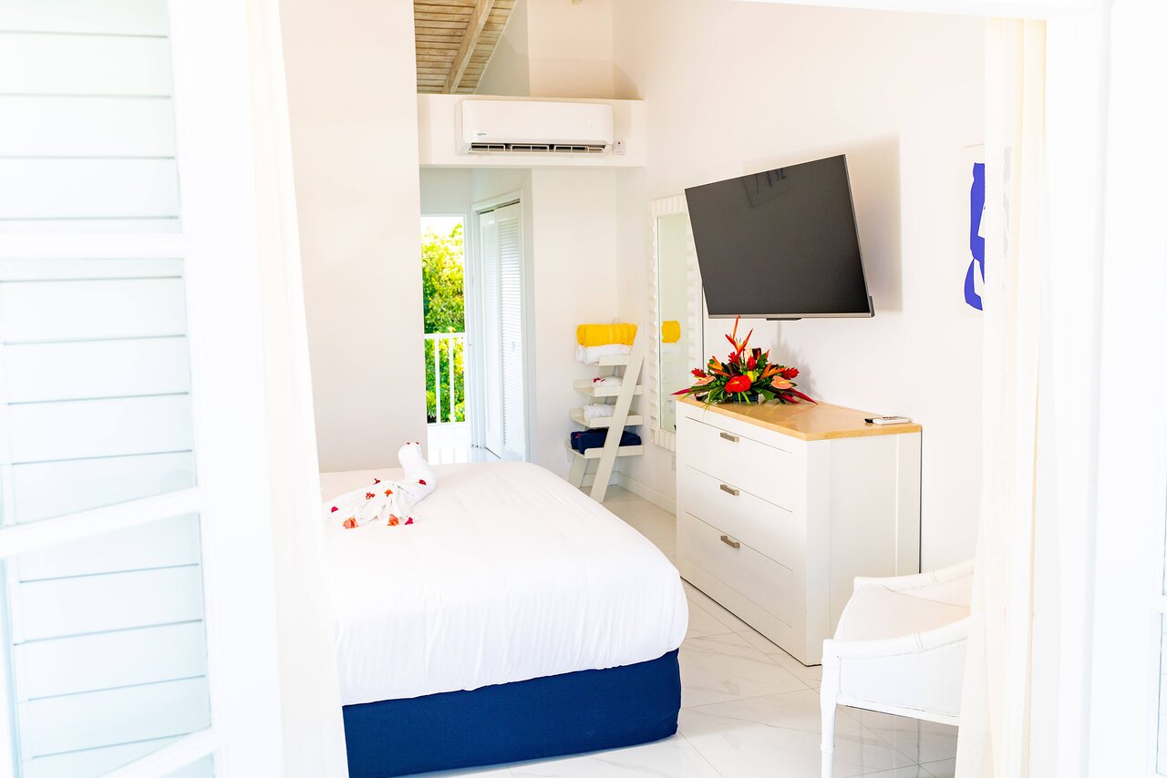 The 280 sq. ft. Soco Deluxe Rooms in St. Lucia promises the perfect accommodation for 2 guests. These rooms are on the upper floors and decked with several contemporary amenities. The Soco Deluxe Rooms feature a plush king size bed, complimentary Wi-Fi, a coffee maker, and a mini-fridge.