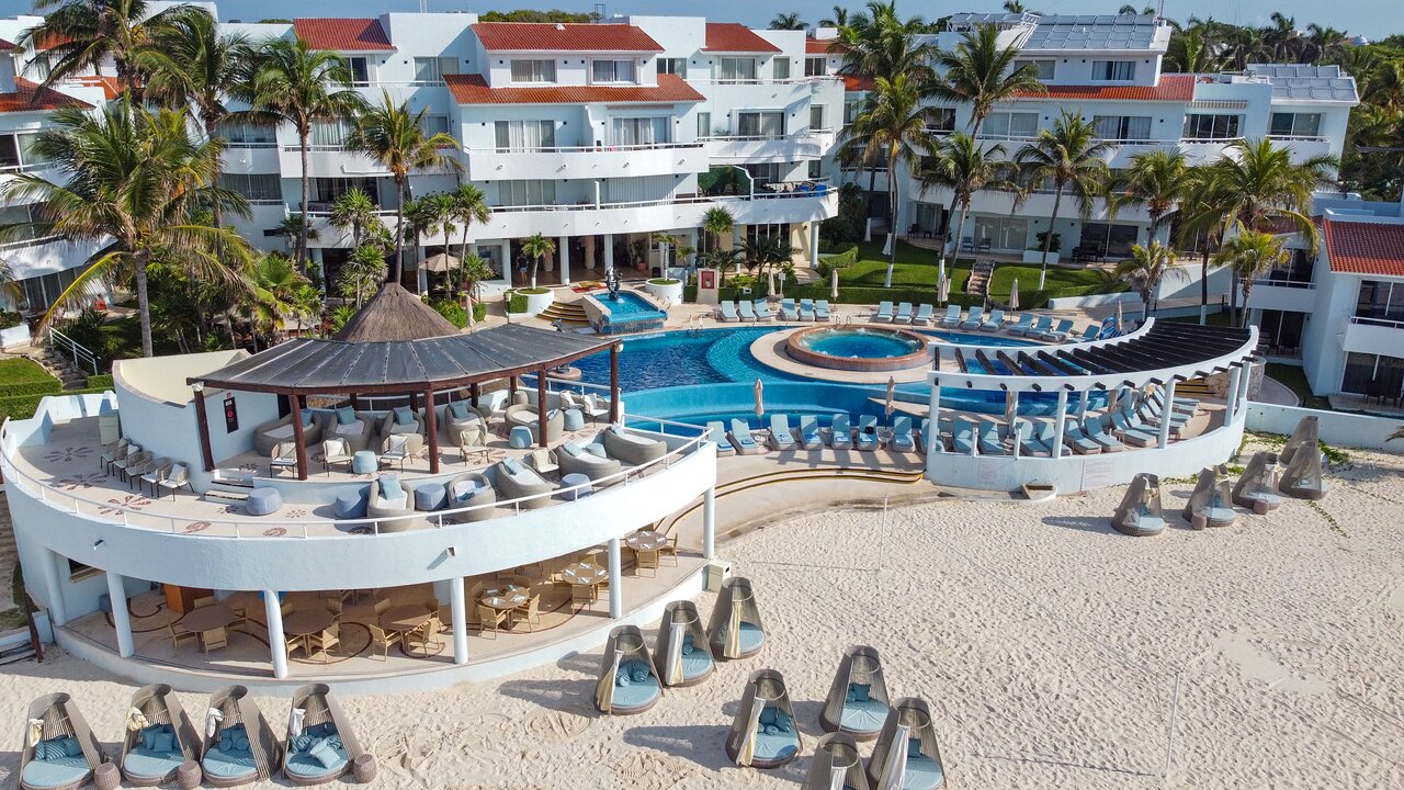 Alberca y playa - pool and beach