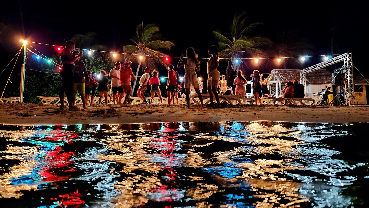 Descubre el encanto de una noche en la playa en Starfish Cayo Guillermo. Bajo luces brillantes y un cielo estrellado, los huéspedes disfrutan de una atmósfera única, perfecta para relajarse y compartir momentos inolvidables. Un escenario vibrante junto al mar que invita a vivir experiencias mágicas