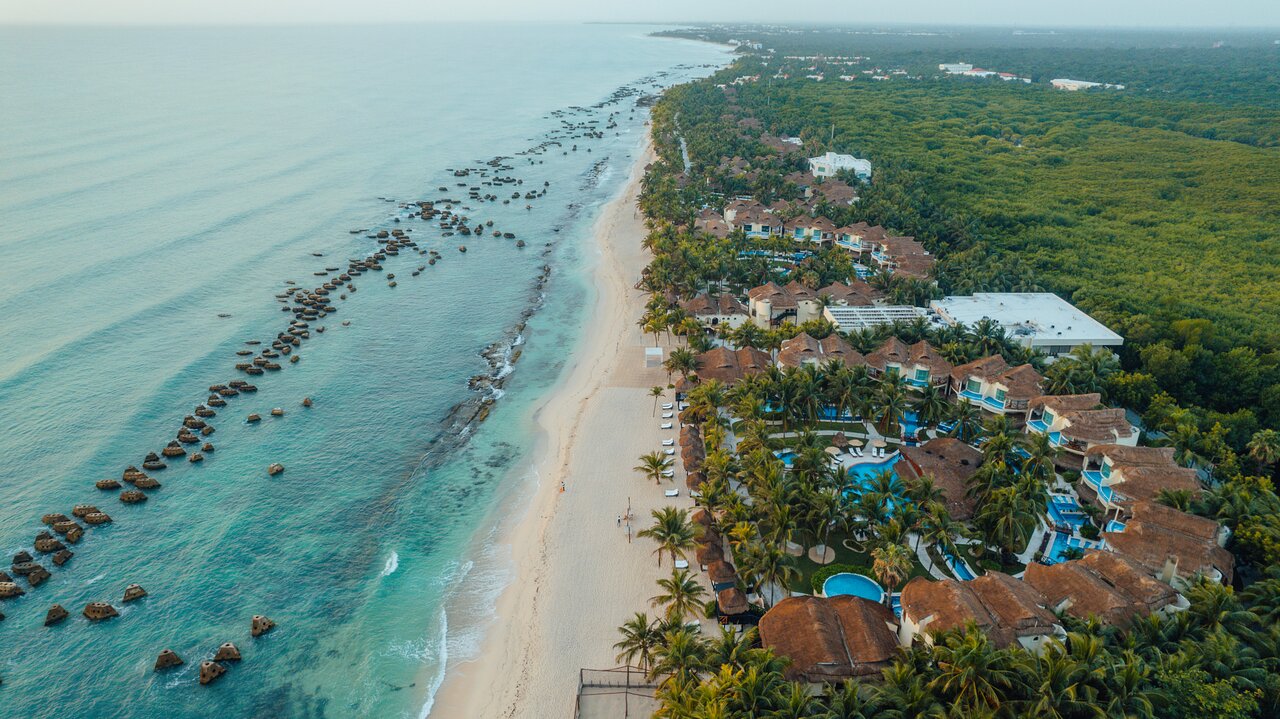 Vista aérea de las casitas privadas en El Dorado Casitas Royale, Riviera Maya; alojamientos exclusivos entre la playa del Caribe y la selva, ideales para parejas.