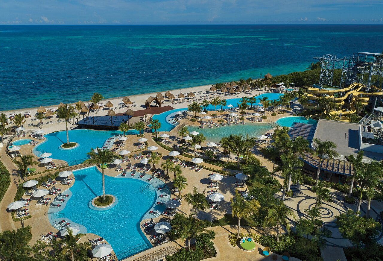 Three main pools, a children’s pool, and two whirlpools with stunning views of the azure Caribbean Sea.