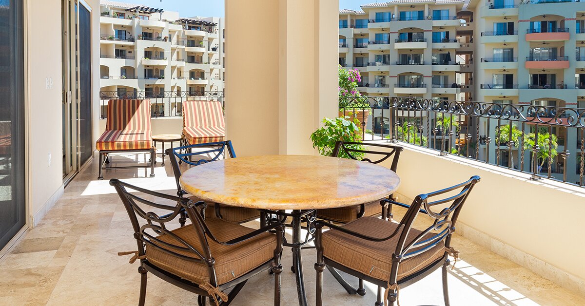 Table and dining room on the terrace overlooking the resort
