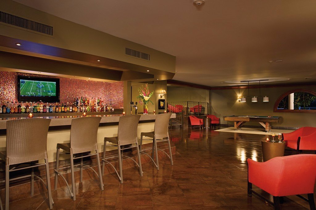 Starlight Music Lounge opens from 6:00 p.m. to 1:00 a.m.